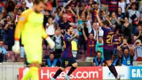 Leo Messi y Sergi Roberto del Barça celebran el gol de falta del argentino frente al PSV / EFE