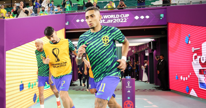 Raphinha calentando con Brasil / REDES