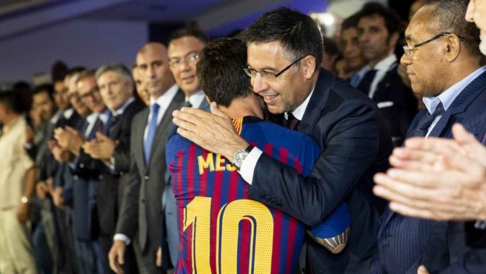Bartomeu abraza a Leo Messi / ARCHIVO