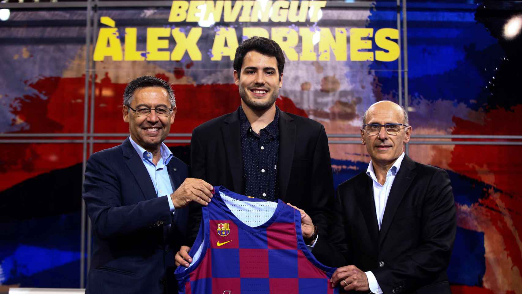 Bartomeu y Bladé posan con Abrines en su presentación como jugador del Barça / EFE