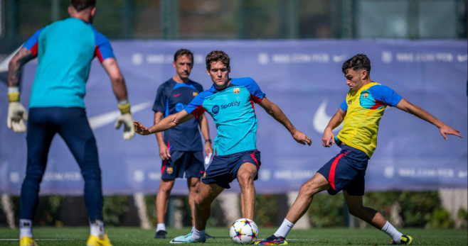 Marcos Alonso y Pedri pugnan por un balón en un entrenamiento del Barça FCB