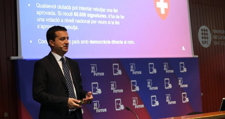 Pere Vallés presentando el sistema de votación electrónico en la UPC / Sí al futur