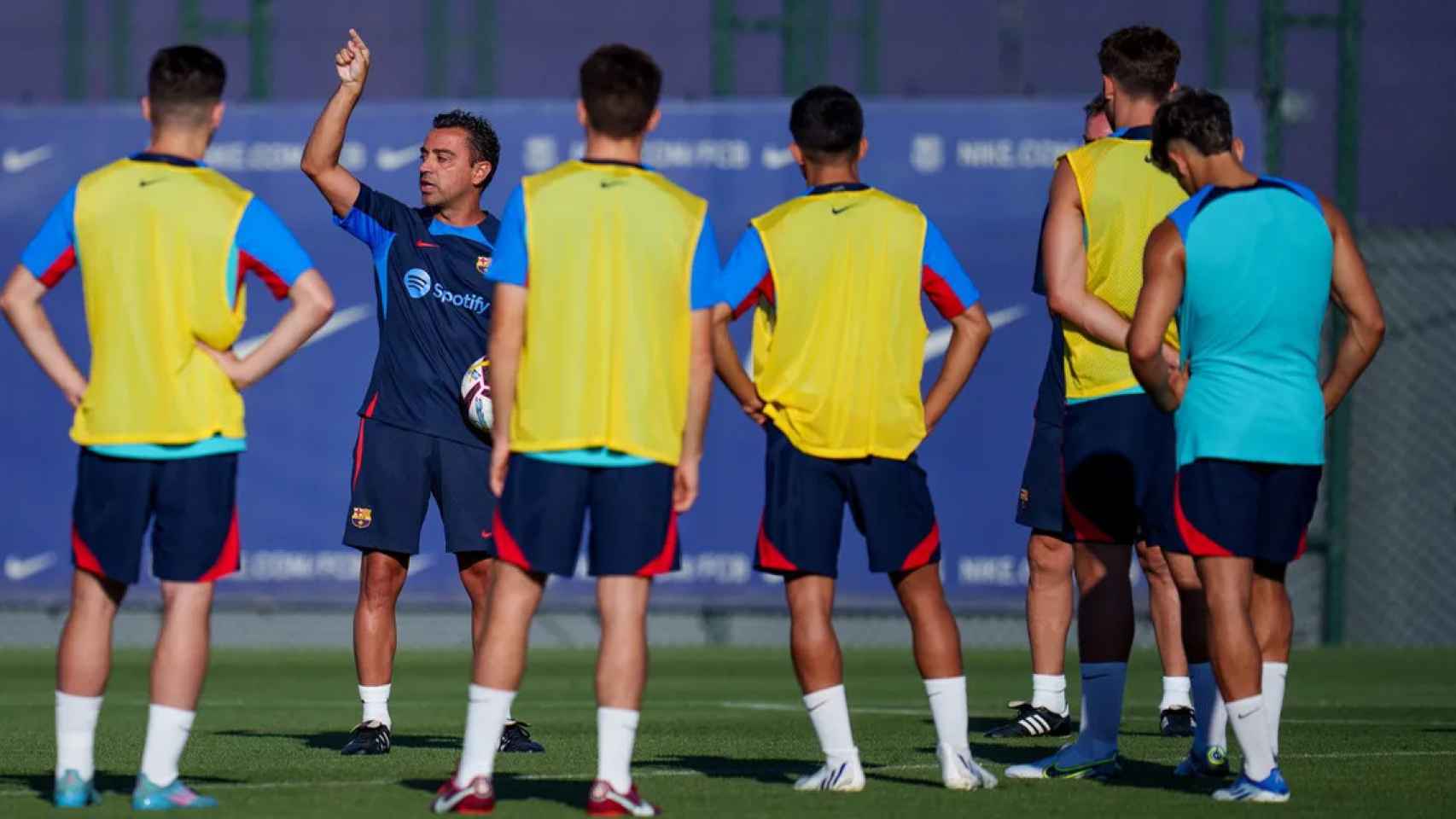 Xavi Hernández, dando indicaciones a sus jugadores, en un entrenamiento de la pretemporada del Barça / FCB