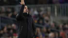Xavi grita a sus jugadores ante la Real Sociedad / EFE