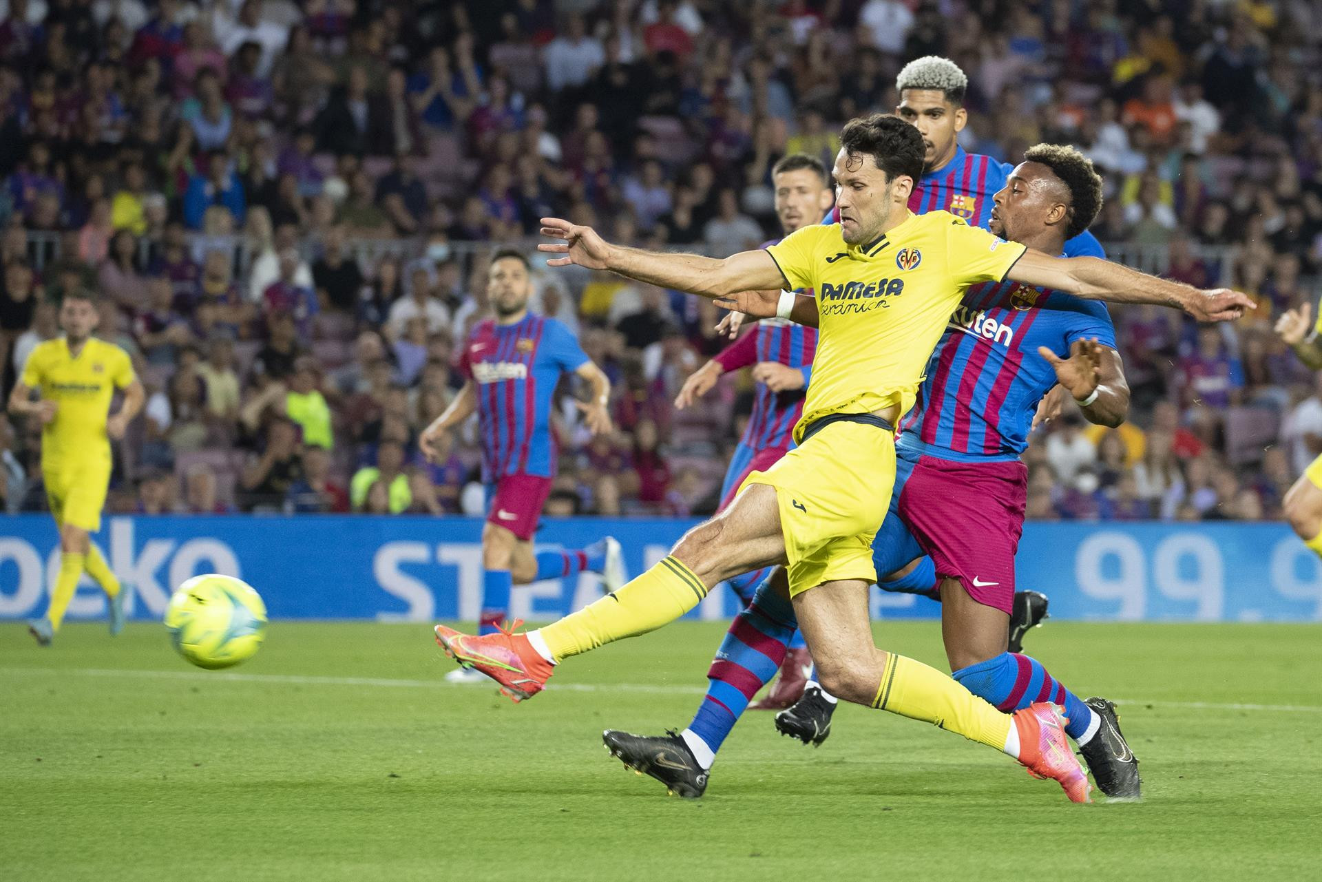 Pedraza remata a gol, el primero del Villarreal contra el Barça / EFE