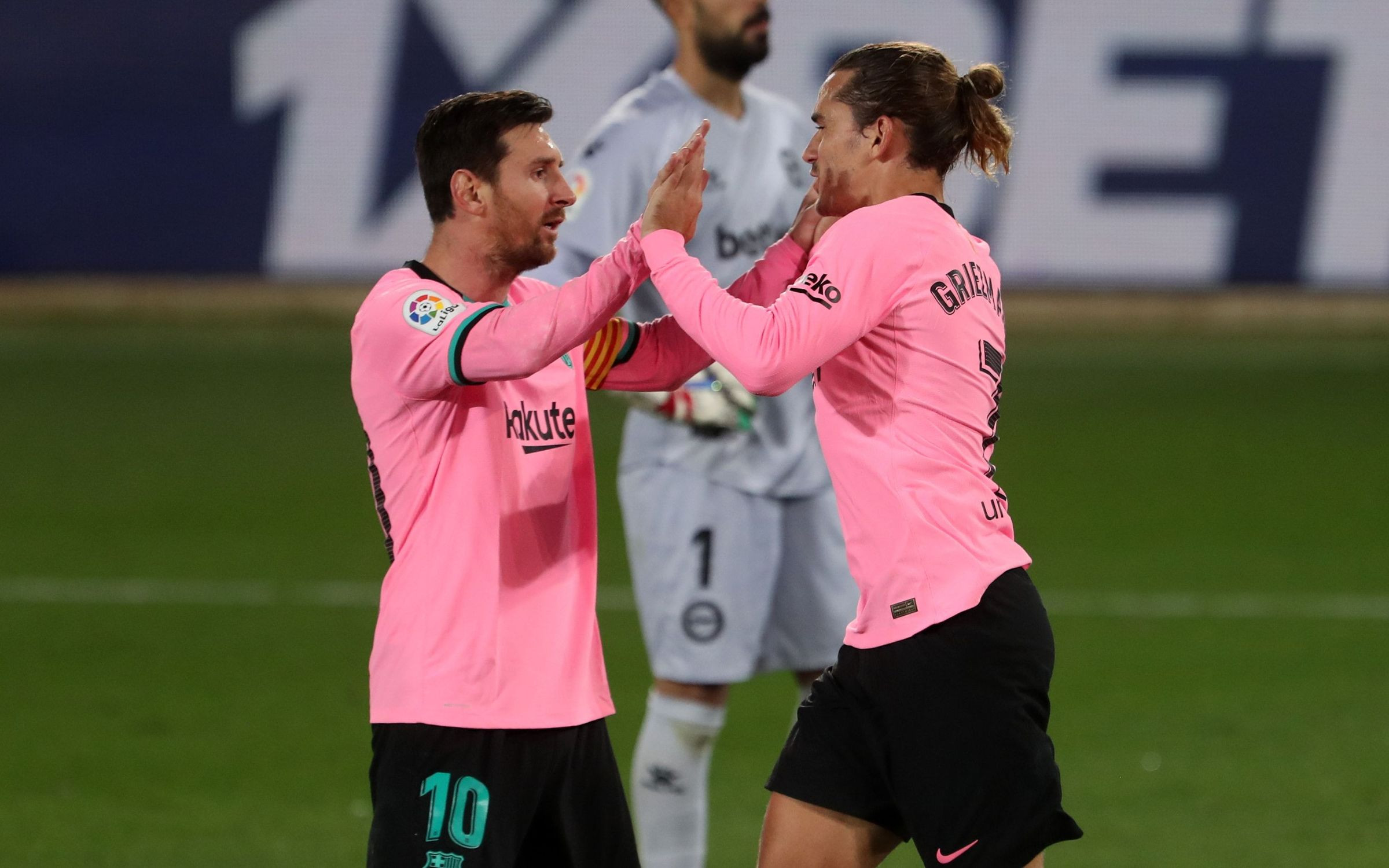 Griezmann, celebrando con Leo Messi su gol ante el Alavés | FCB