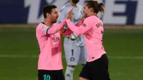 Griezmann, celebrando con Leo Messi su gol ante el Alavés | FCB