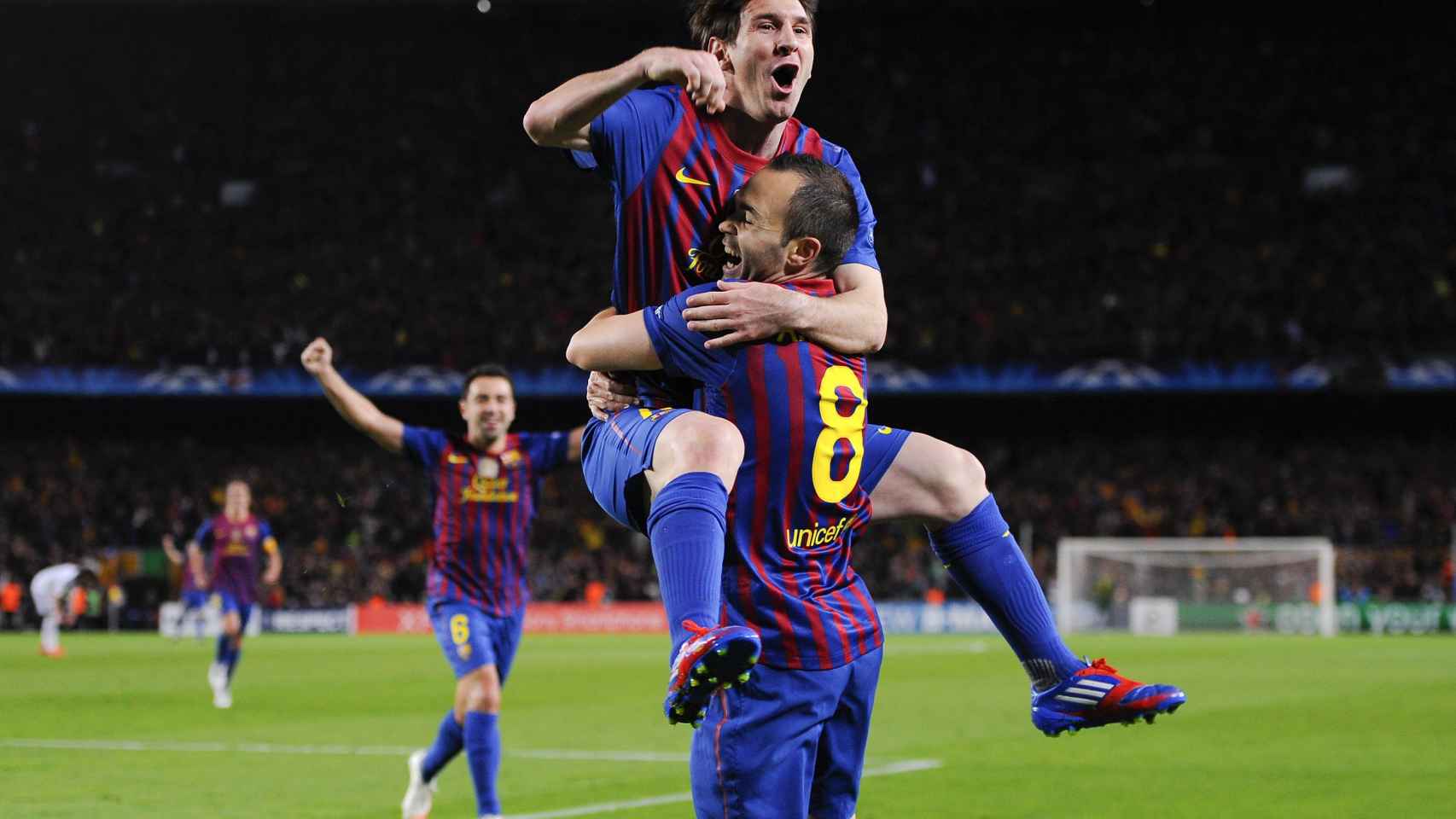 Leo Messi celebra un gol con Iniesta / EFE