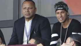 Una foto de Neymar Jr. y su padre en la grada durante un partido / Twitter