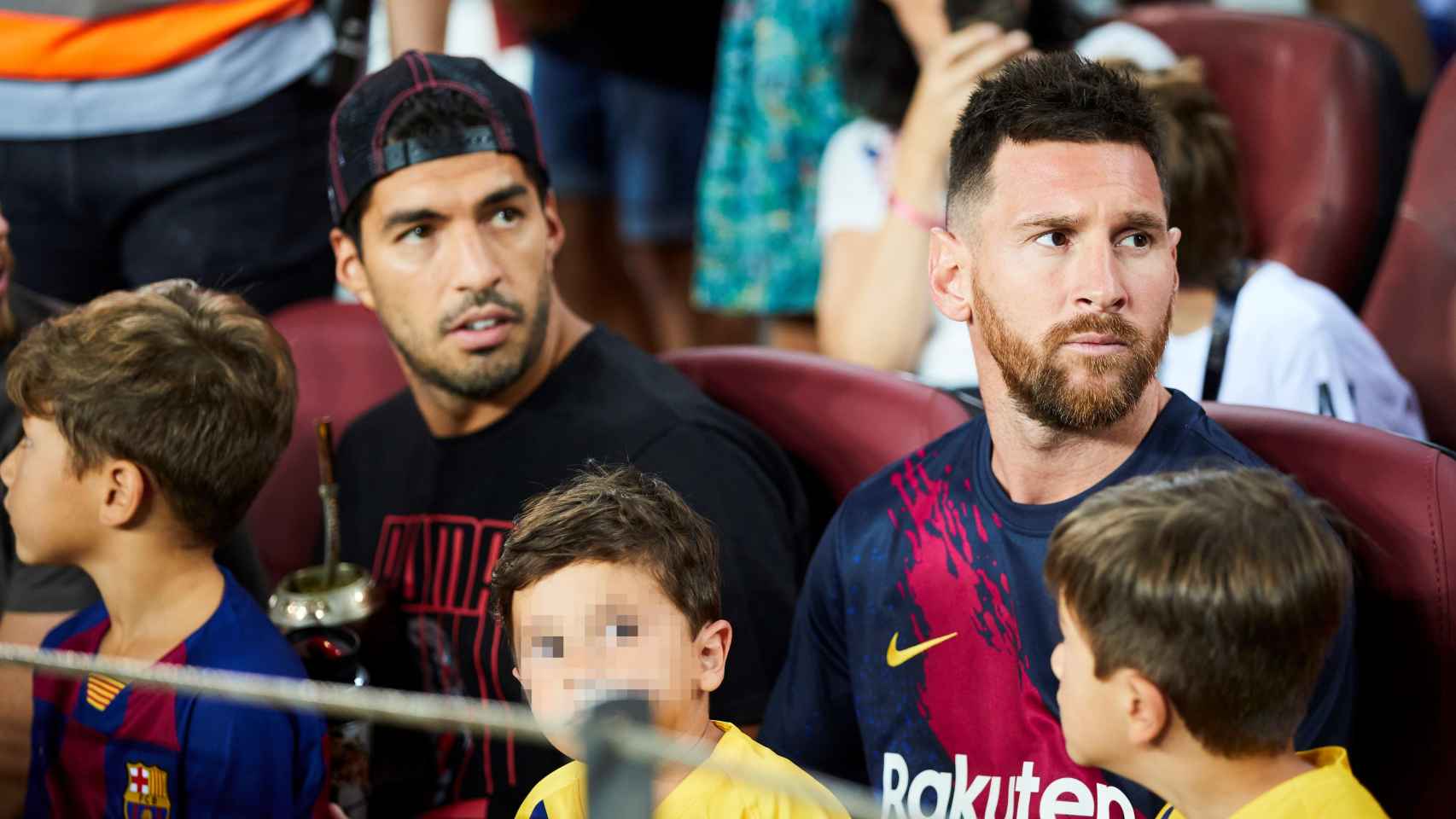Messi y Luis SUárez disfrutan del Barça-Betis con sus hijos