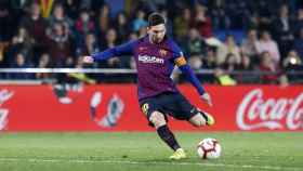 Leo Messi disparando la falta que le daba el tercer gol al Barça / FC Barcelona
