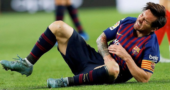 El delantero argentino del FC Barcelona, Leo Messi, tras fracturarse el radio del brazo derecho en el partido contra el Sevilla / EFE