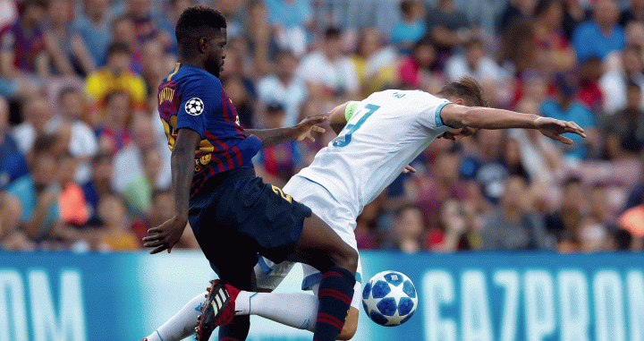 Umtiti pugna un balón en el estreno europeo del Barça contra el PSV / EFE