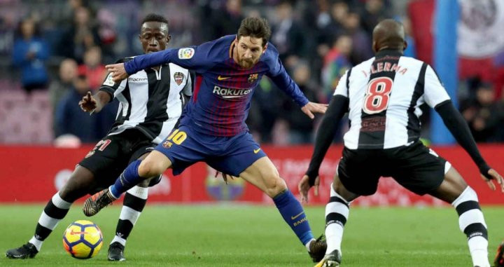 Messi disputa el balón en el último Barça - Levante del Camp Nou / EFE
