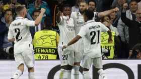 Los jugadores del Real Madrid felicitan a Benzema por su gol contra el Chelsea / EFE