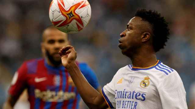 Vinicius Jr, disputando el balón tras superar a Dani Alves / EFE