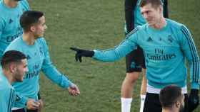 Toni Kroos y Lucas Vázquez, enfrentados en un entrenamiento | RM