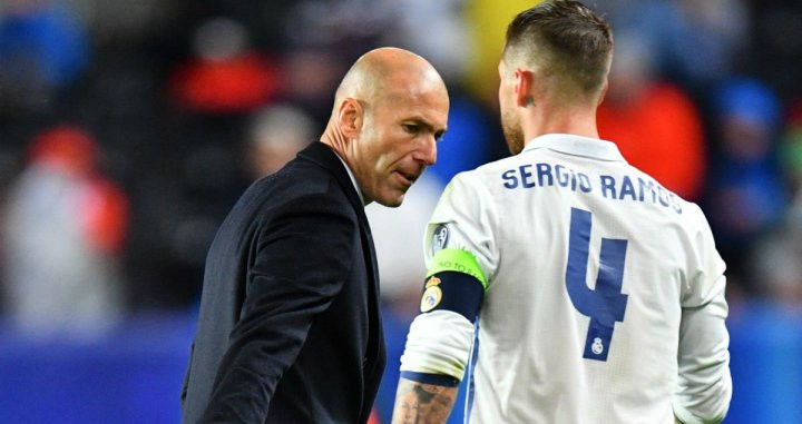 Sergio Ramos, conversando con Zidane en un partido del Madrid | EFE
