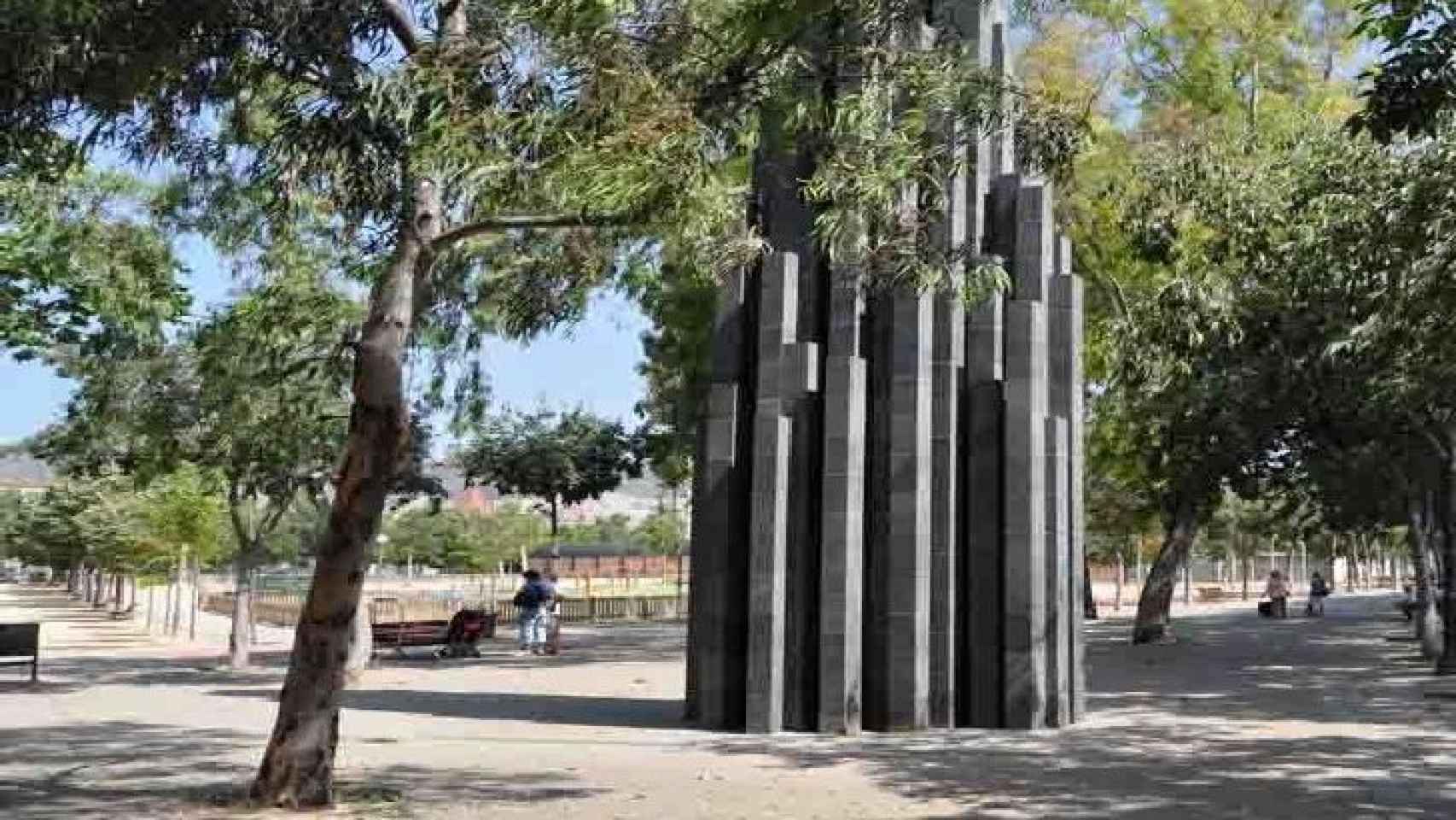 Monumento situado en Can Dragó erigido en memoria de las víctimas de ETA en Hipercor