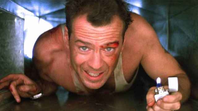 El actor Bruce Willis en el papel de John McClane para 'La jungla de cristal' / YOUTUBE