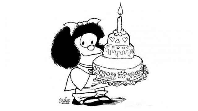 Mafalda, la niña creada por Quino, llevando una tarta de cumpleaños