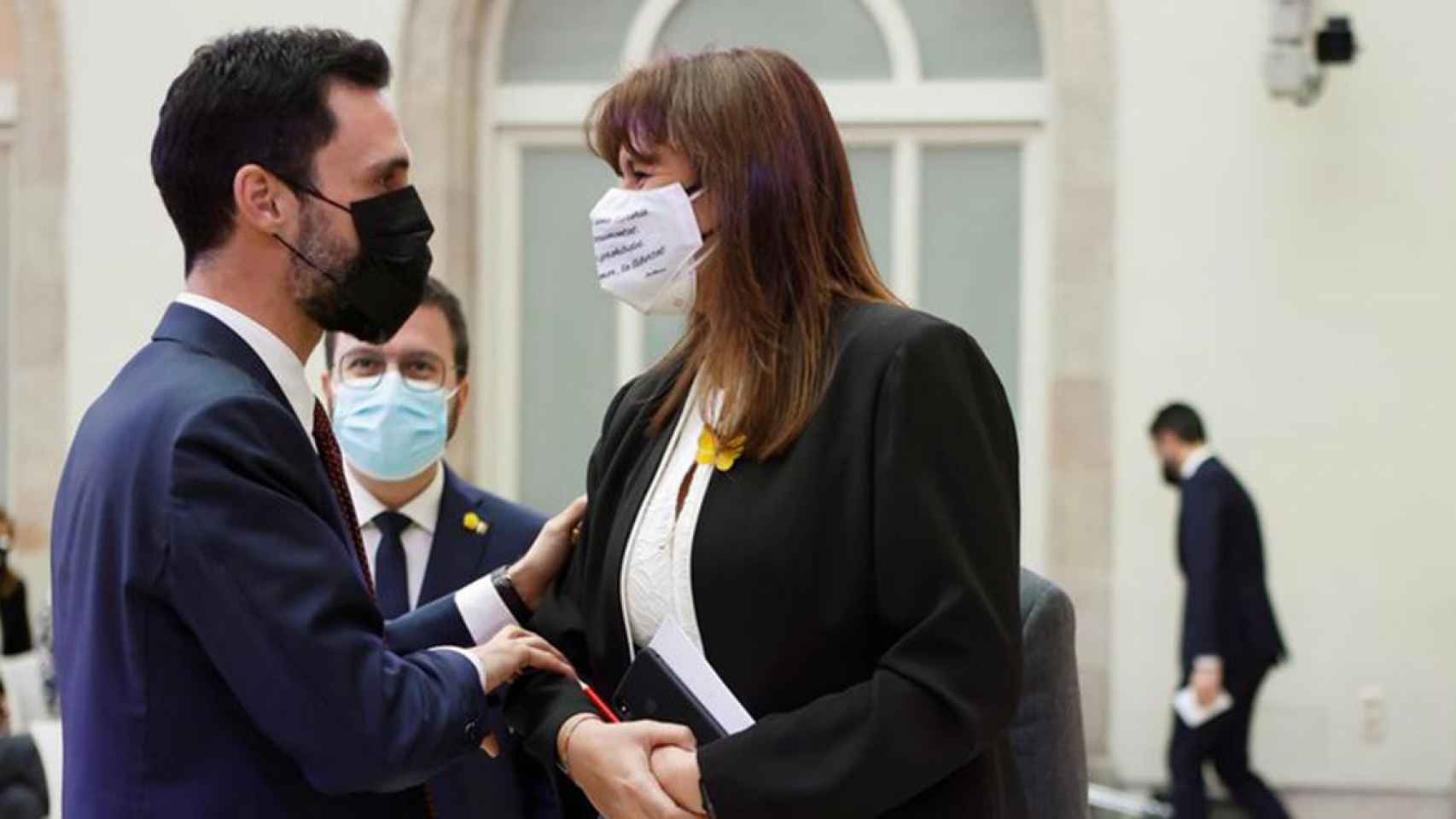 Laura Borràs (d), saludando a Roger Torrent (i) ante Pere Aragonès en el Parlament / EFE