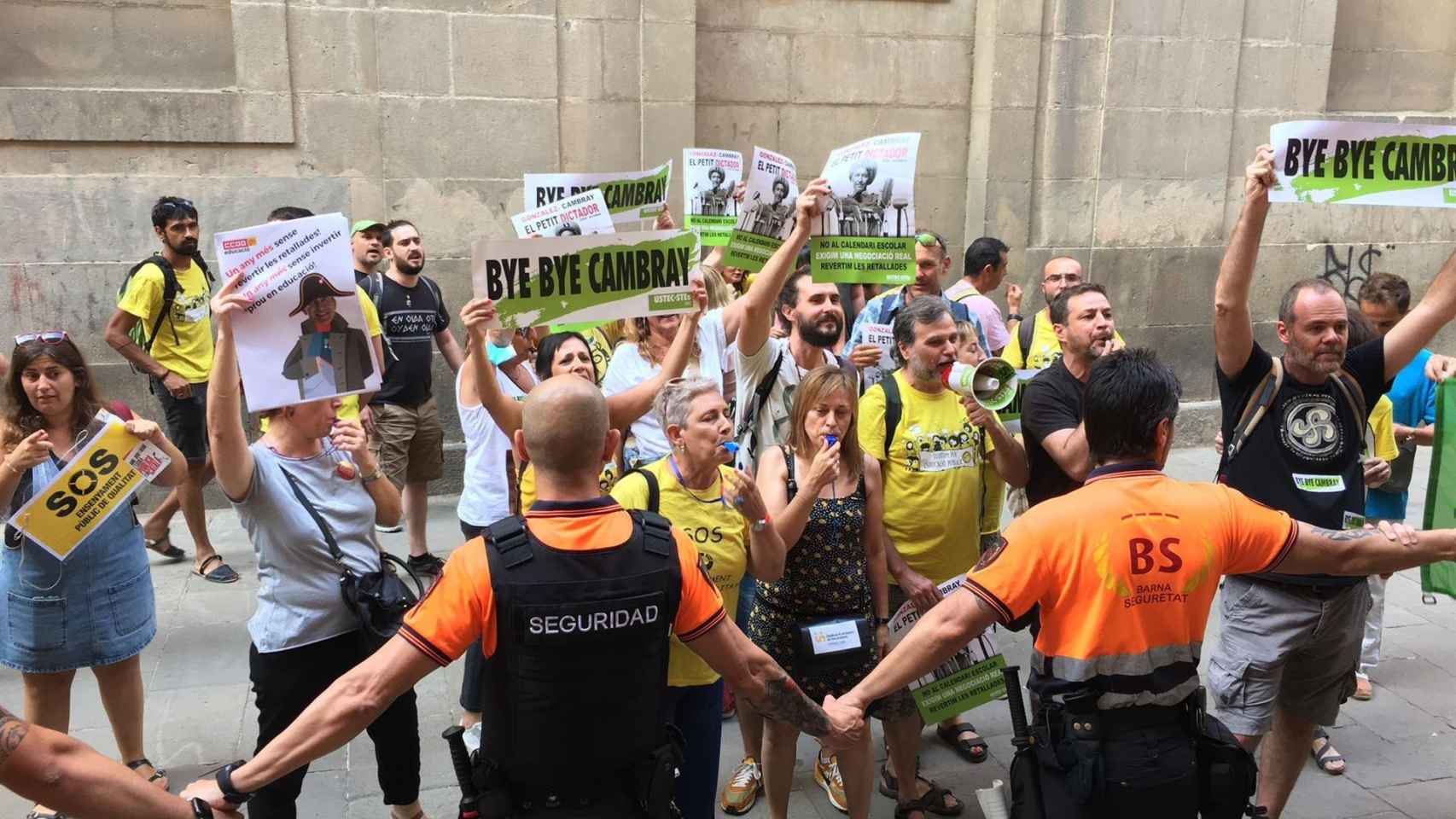 Manifestantes contra la conferencia del primer año de mandato del 'conseller' de Educación Josep Gonzàlez-Cambray / EUROPA PRESS
