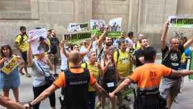 Manifestantes contra la conferencia del primer año de mandato del 'conseller' de Educación Josep Gonzàlez-Cambray / EUROPA PRESS
