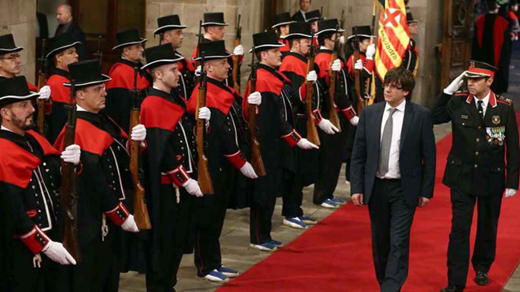 El expresidente de la Generalitat, Carles Puigdemont, pasando revista a los Mossos d'Esquadra en una imagen de archivo / EFE