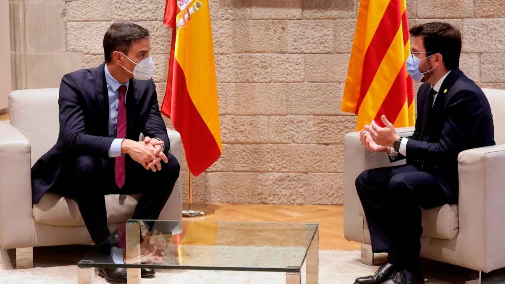 El presidente del Gobierno, Pedro Sánchez, y el presidente de la Generalitat, Pere Aragonès, se encuentran antes del inicio de la mesa de diálogo / EP