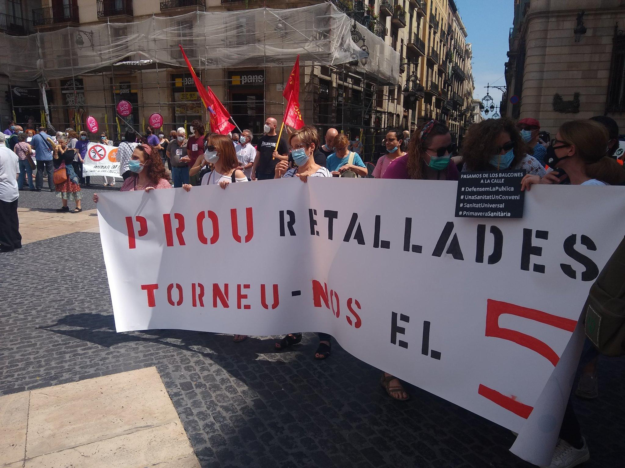 Sanitarios catalanes llevando una pancarta contra los recortes ante la Generalitat de Cataluña / @CGTSanidadBCN (TWITTER)