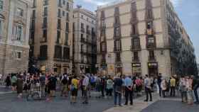 Unas 200 personas protestan y queman fotos del rey Felipe VI en la plaza Sant Jaume de Barcelona por la visita del monarca de este miércoles / EUROPA PRESS