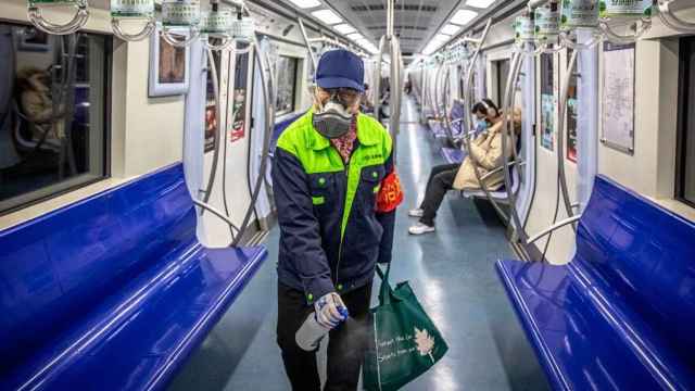 Un empleado desinfecta un vagón de metro en Pekín (China) / EFE