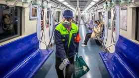 Un empleado desinfecta un vagón de metro en Pekín (China) / EFE
