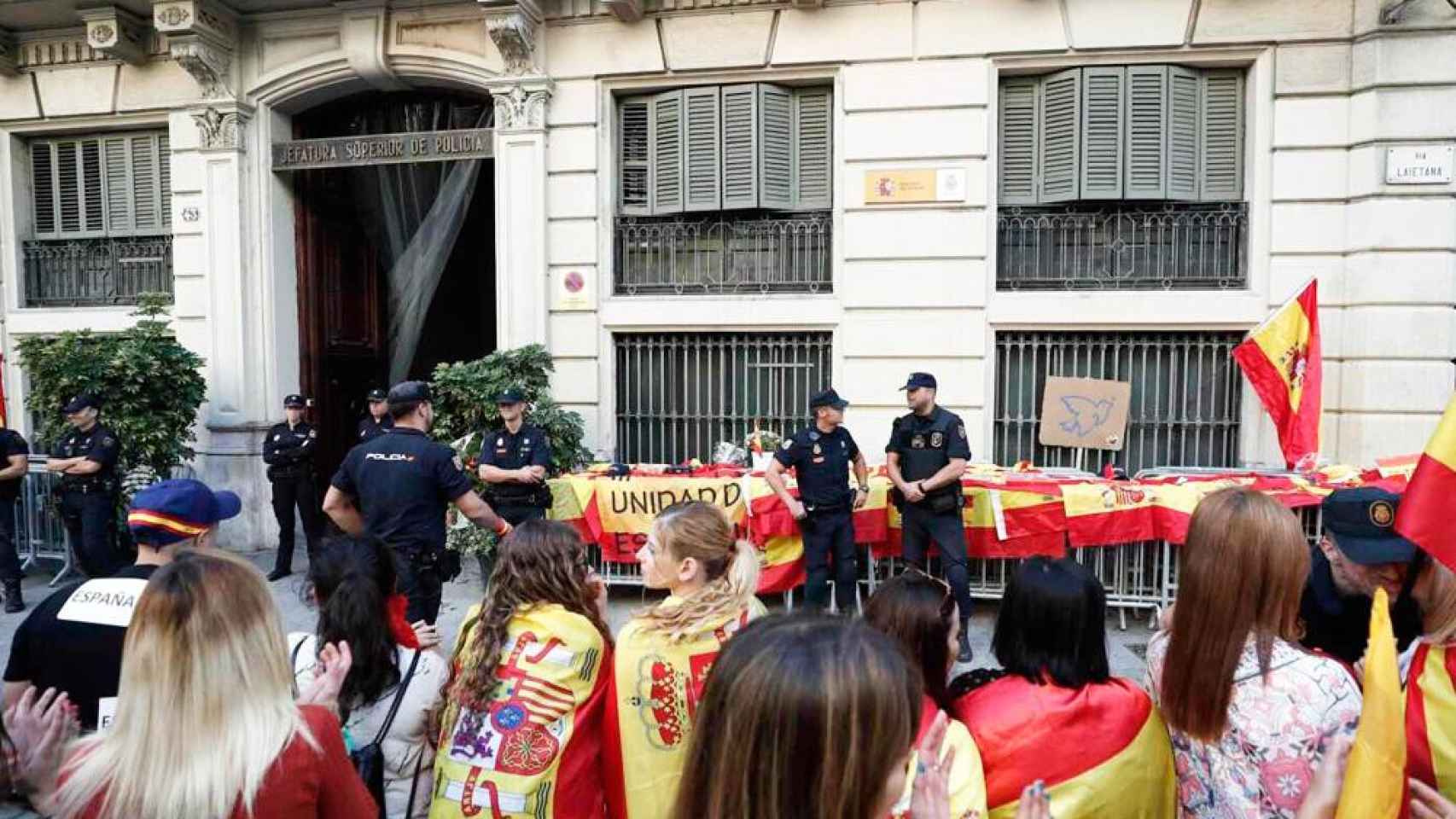 Jefatura de la Policía Nacional de Barcelona, con ciudadanos arropando a los agentes / CG