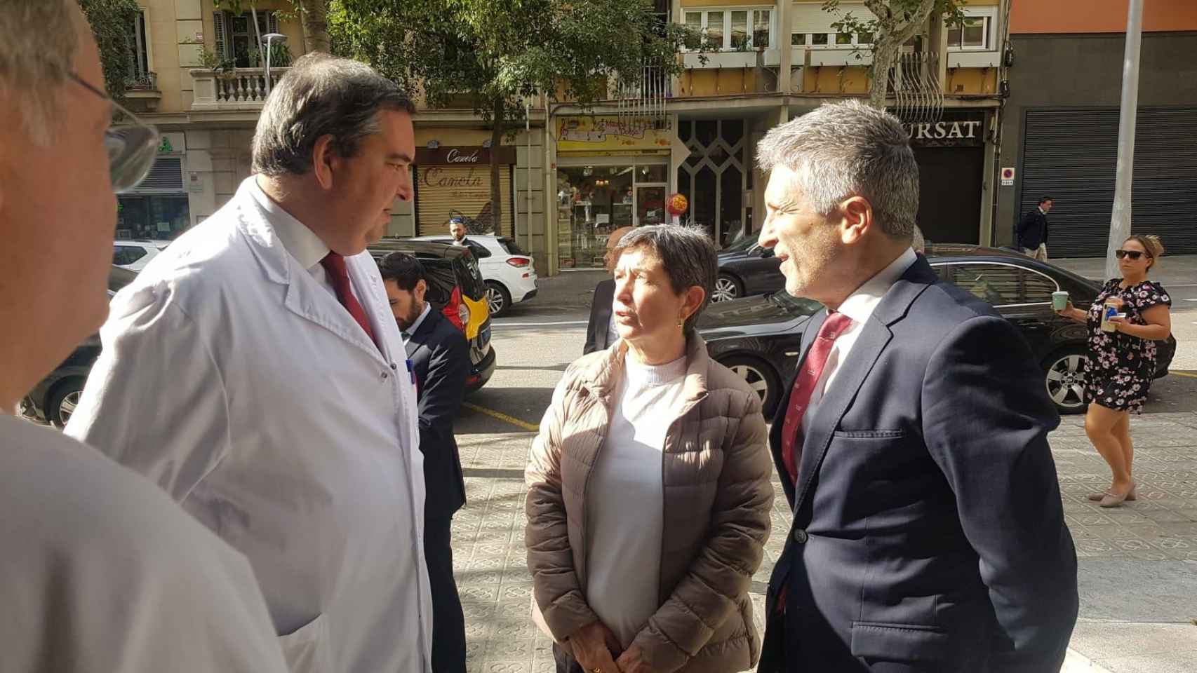 El ministro del Interior, Fernando Grande-Marlaska, junto a la delegada del Gobierno en Cataluña, Teresa Cunillera, y el director gerente del grupo Quirón, Xavi Mate / CG