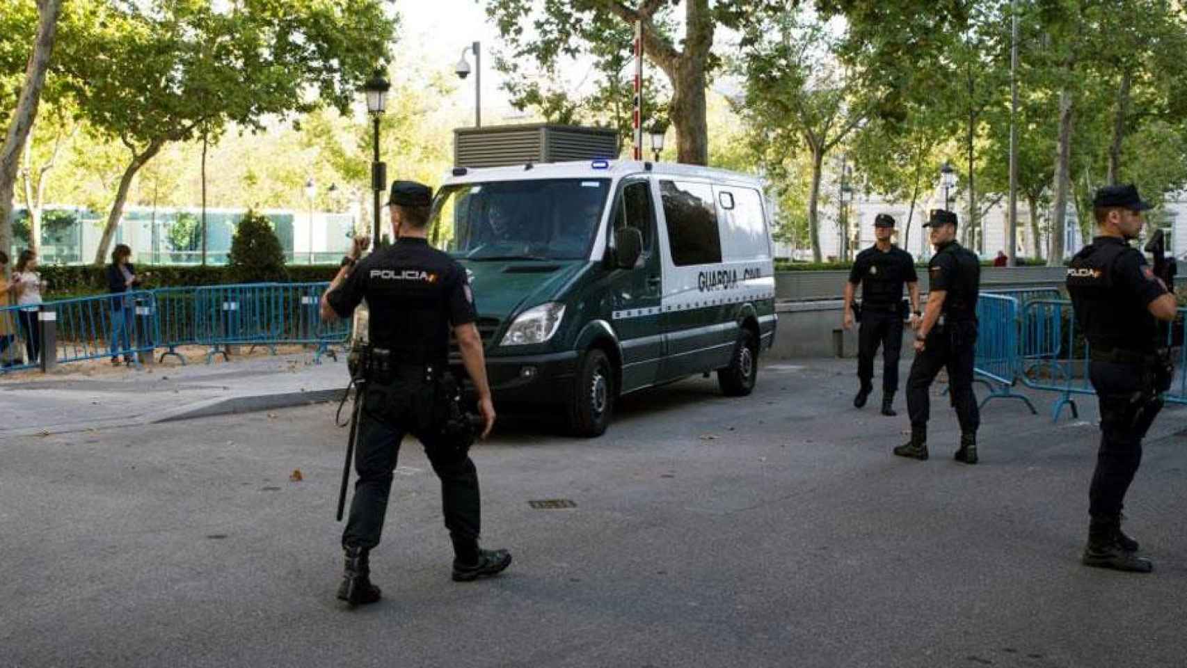 Dispositivo de la Guardia Civil para el traslado de los CDR detenidos en Cataluña / EFE