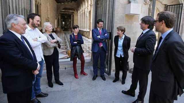 Reunión de Carles Puigdemont con diputados de Suiza en abril de 2017, país convertido en uno de los epicentros de la diplomacia catalana / EUROPA PRESS