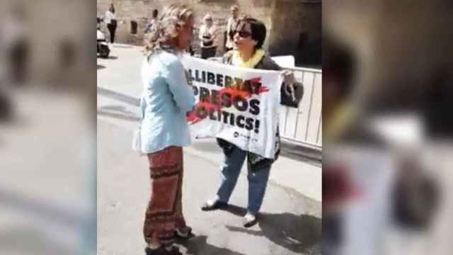 Una activista independentista trata de reventar una rueda de prensa del PP ante el Ayuntamiento de Barcelona / CG