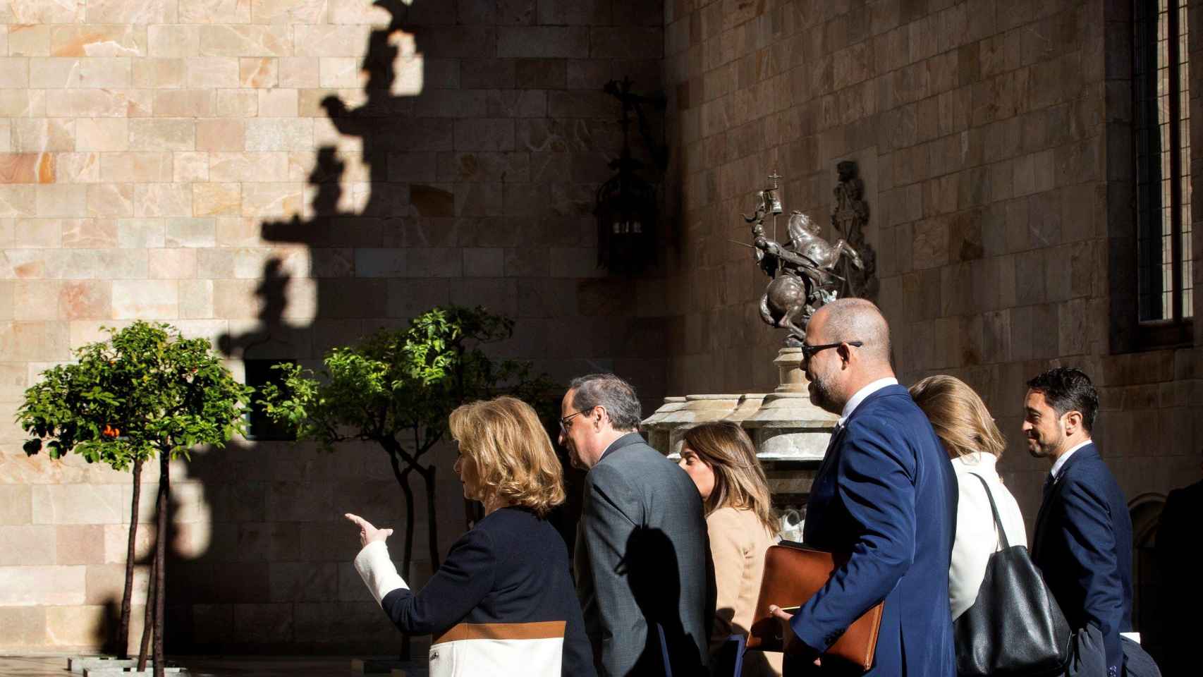 El president de la Generalitat, Quim Torra, acompañado de su consejo ejecutivo / EFE