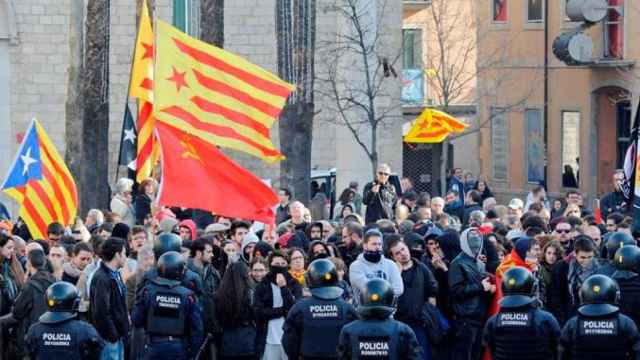 Protestas de los CDR contra la Constitución española en Girona ante una línea policial / EFE