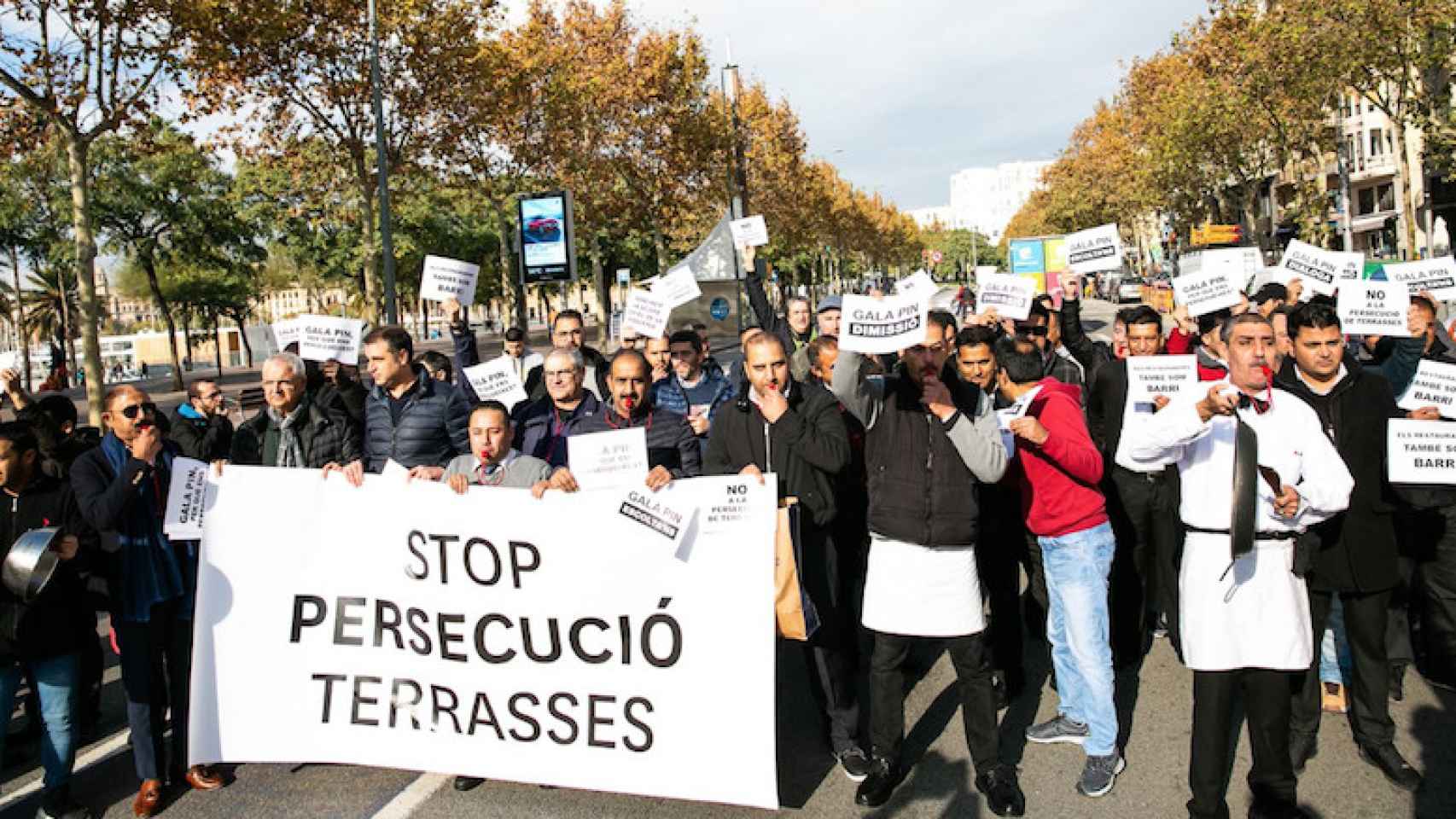 Trabajadores del Gremi de Restauració protestando este viernes en la Barceloneta / TWITTER