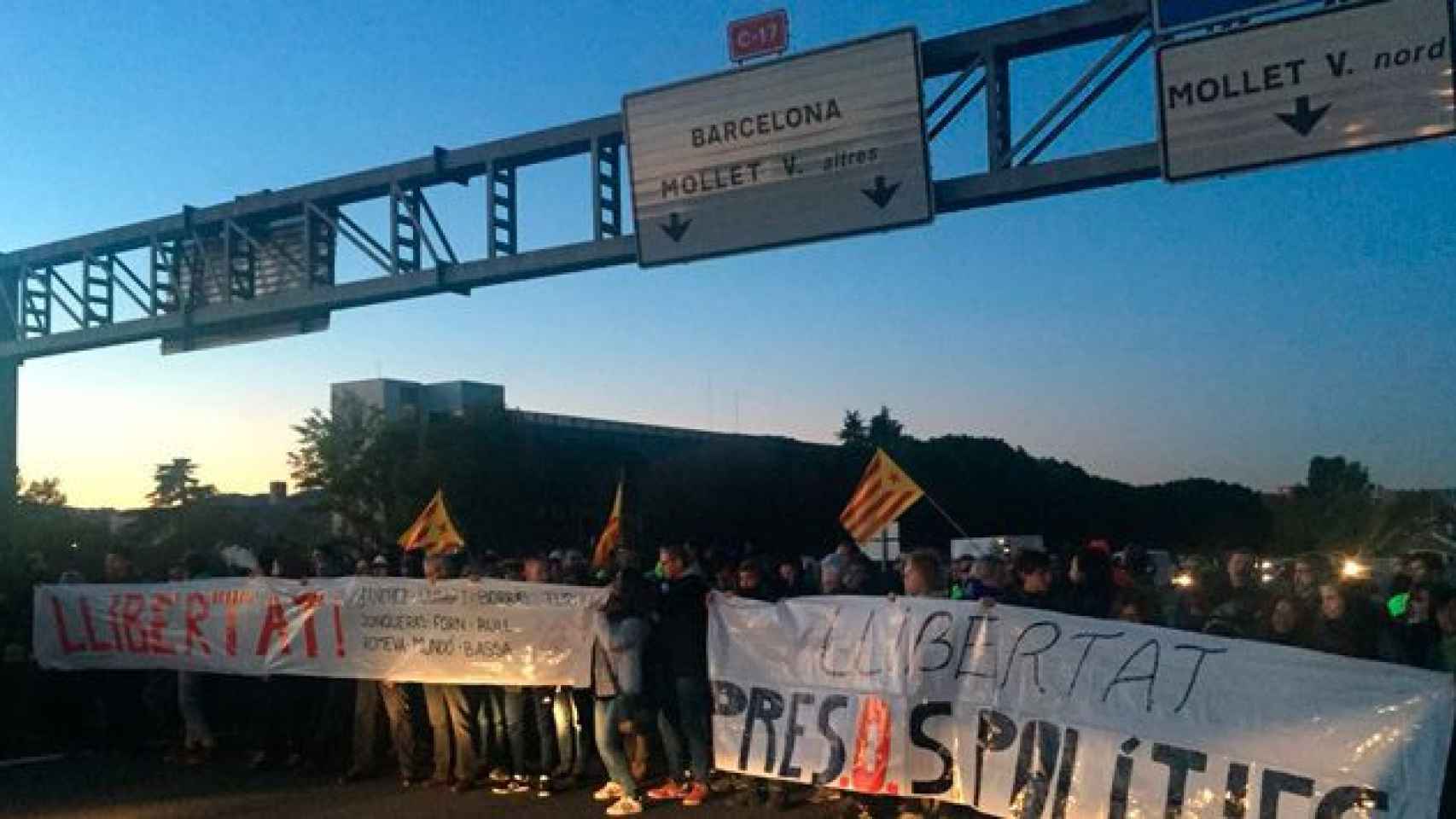 Manifestación en la C-17 a la altura de Mollet del Vallés (Barcelona) para pedir la libertad de los 'exconsellers' y de 'los Jordis' / CG