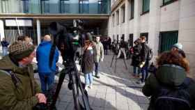 Periodistas y cámaras, ante la sede de la Fiscalía en Bruselas (Bélgica) para informarse sobre Puigdemont / EFE