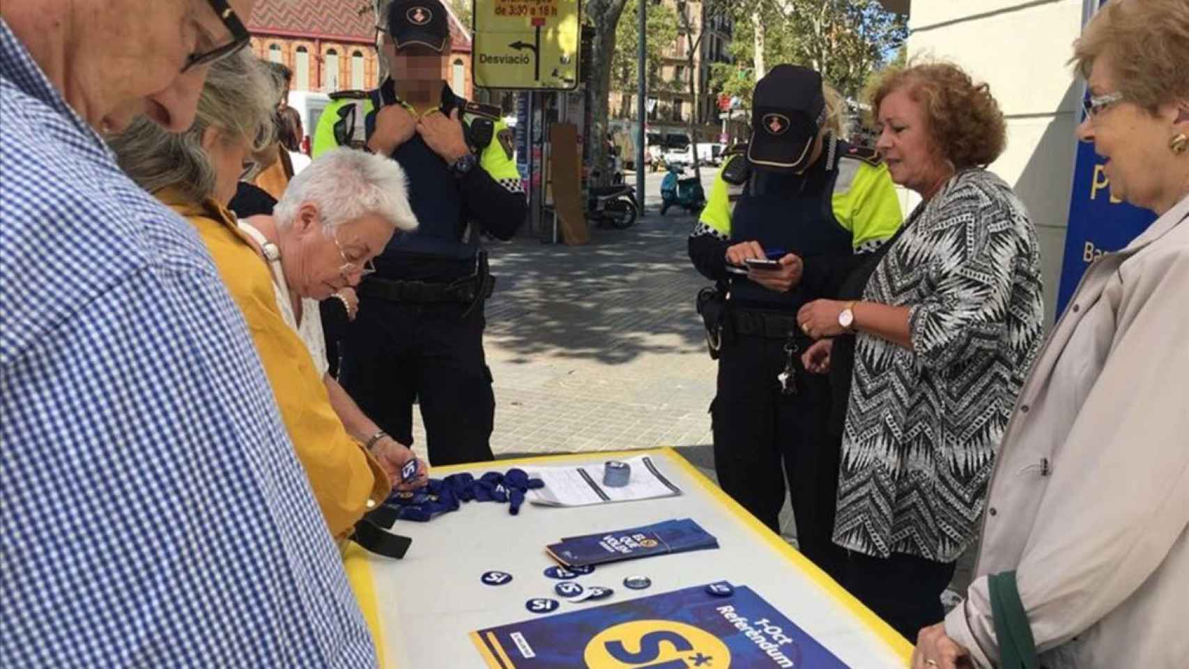 La Guàrdia Urbana requisa material del referéndum en Barcelona / PDECat