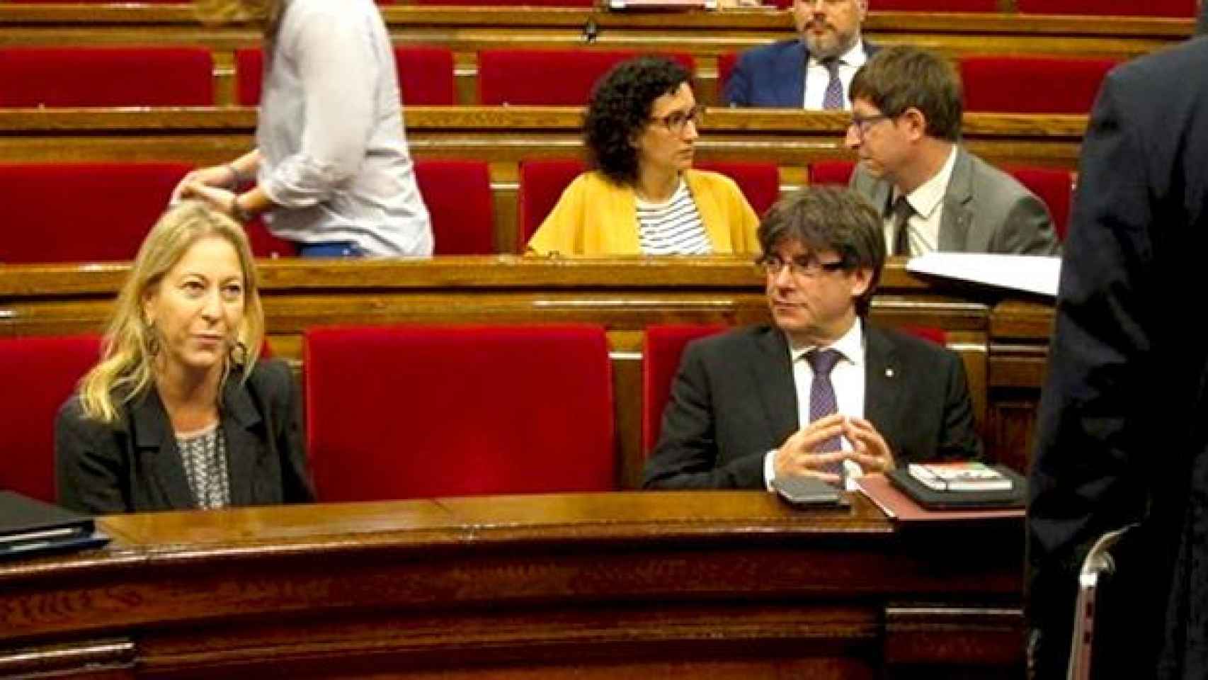 Carles Puigdemont (d), presidente de la Generalitat de Cataluña, junto a la portavoz del Ejecutivo catalán, Neus Munté (i), este miércoles en el Parlament / EP