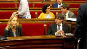 Carles Puigdemont (d), presidente de la Generalitat de Cataluña, junto a la portavoz del Ejecutivo catalán, Neus Munté (i), este miércoles en el Parlament / EP