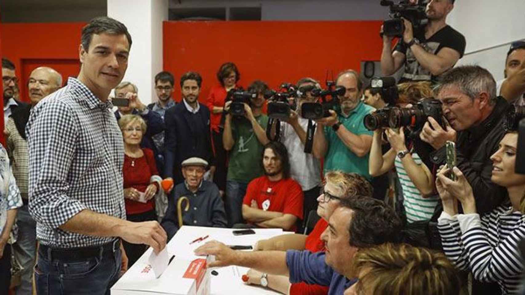 Pedro Sánchez vota en las primarias del PSOE para elegir al nuevo secretario general del partido / EFE