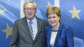 El presidente de la Comisión Europea, Jean-Claude Juncker, junto a la ministra principal de Escocia, Nicola Sturgeon / EFE