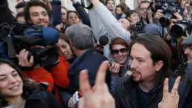 Pablo Iglesias es aclamado por sus seguidores en los alrededores del Congreso de los Diputados el miércoles pasado.